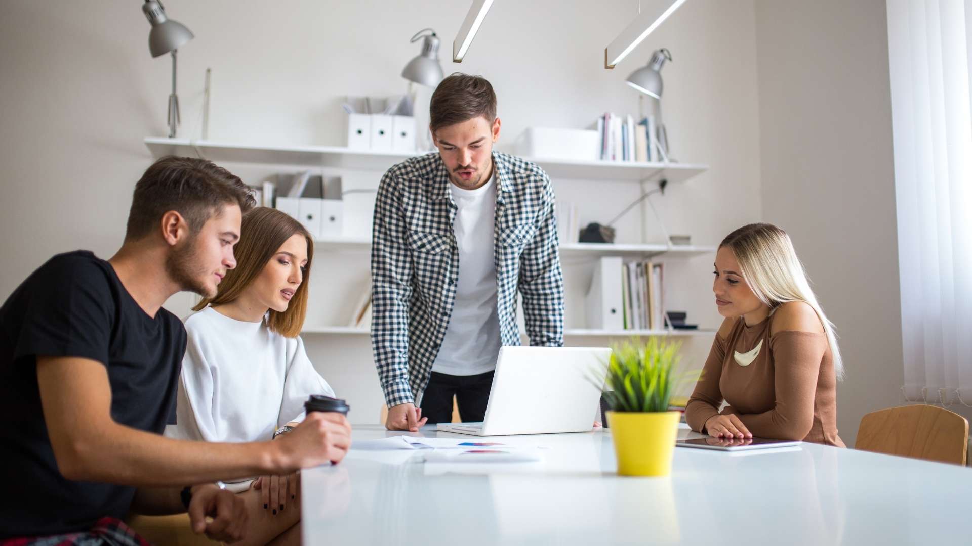 Trainer von GlobalSuite® erklärt einer Gruppe von Teilnehmenden die Plattform