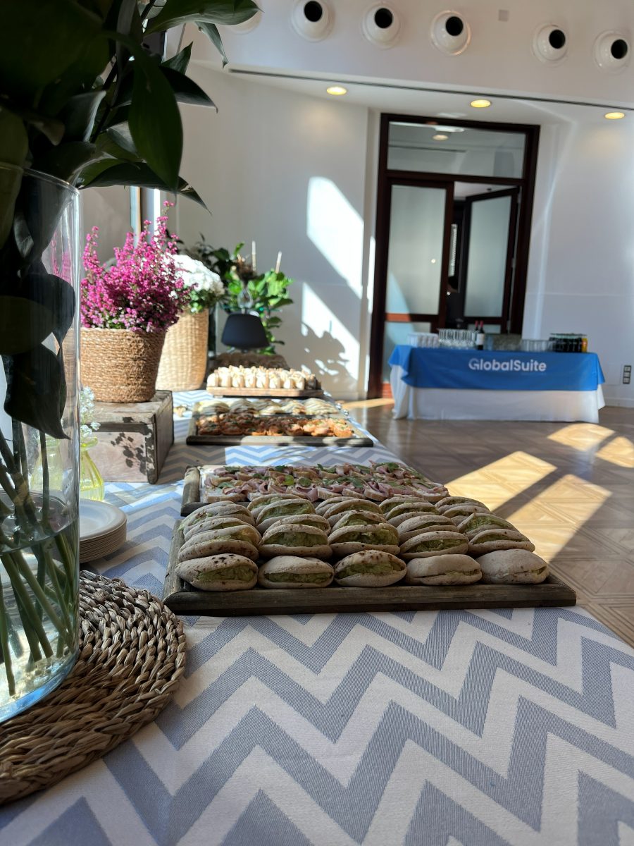Mesa del catering preparada para el descanso