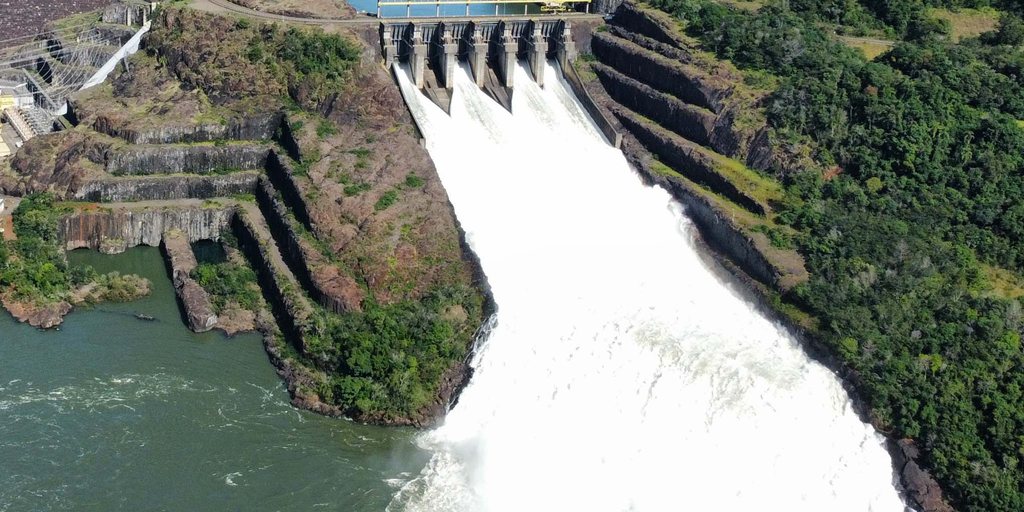 Vertedouro aberto da usina hidrelétrica Governador Ney Braga, no rio Iguaçu, no Paraná, visto do alto.
