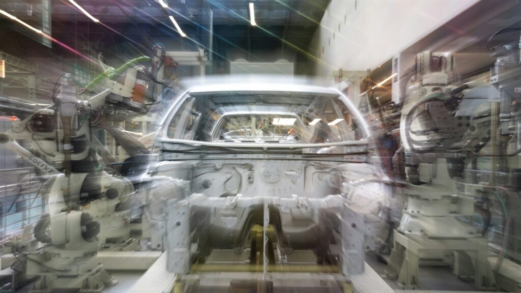 Carrocería en una línea de montaje con brazos robóticos