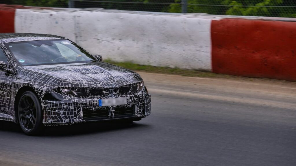 Coche prototipo con camuflaje en un circuito de pruebas
