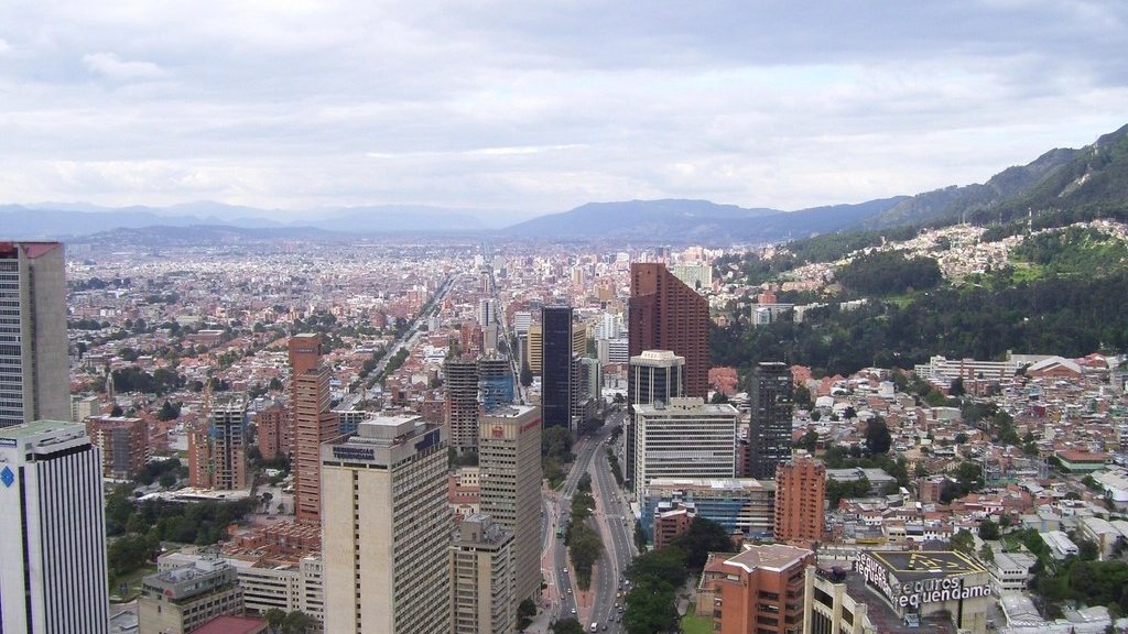 Vista aerea del centro de Bogota con edificios de oficinas y los cerros orientales al fondo.