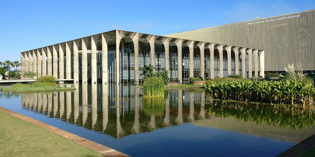 Palácio do Itamaraty, em Brasília, refletido no espelho d'água.